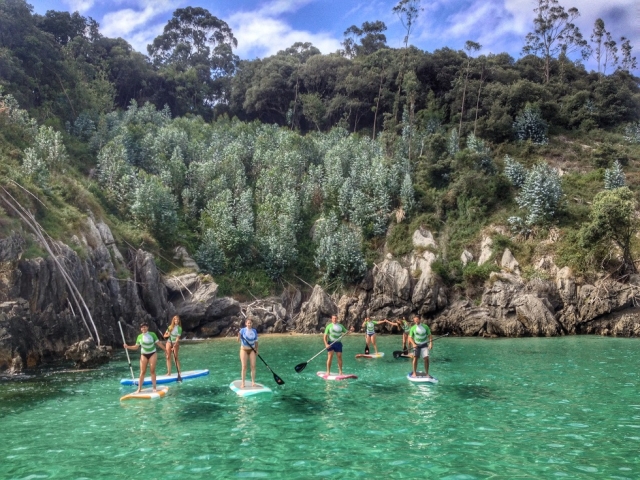  Mit den Boards am Fluss stehen 